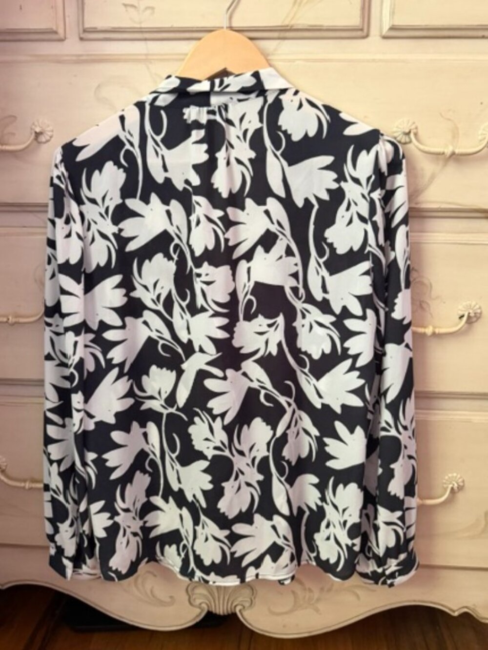 J Crew Navy & White Women's Floral Blouse w/ Bow size 10 Beautiful button detail - Picture 5 of 10